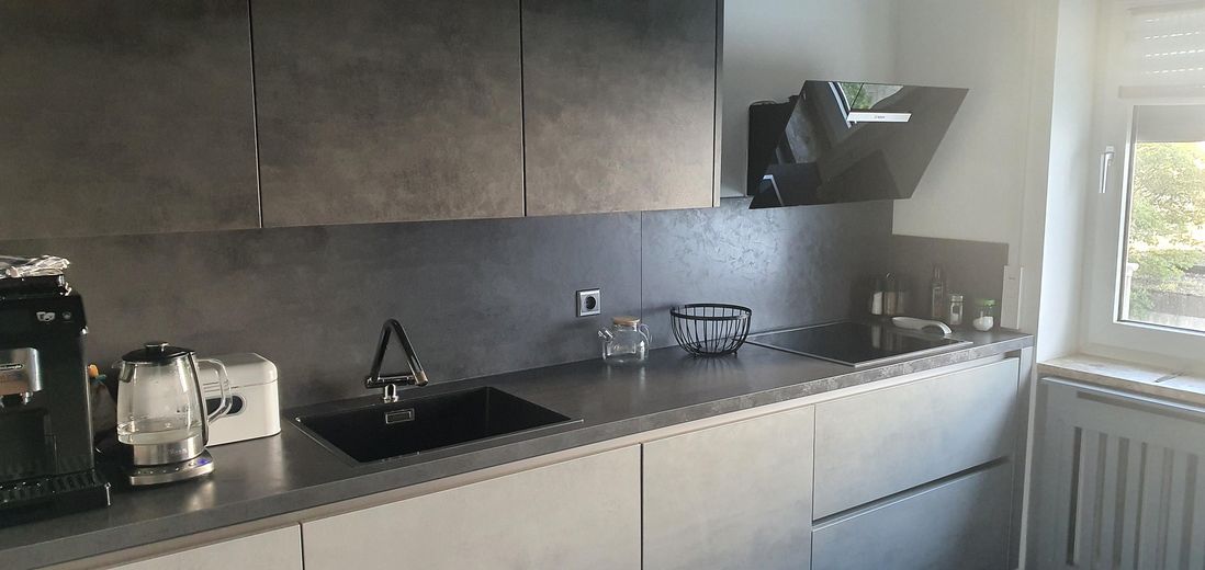 Moderne 4 Zimmer Wohnung mit neuer Einbauküche und Garage – Foto 1