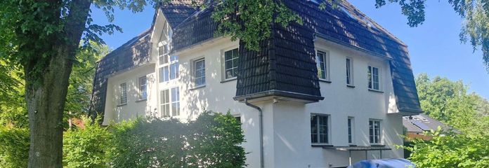 Eckansicht des Hauses mit Kellereingang
