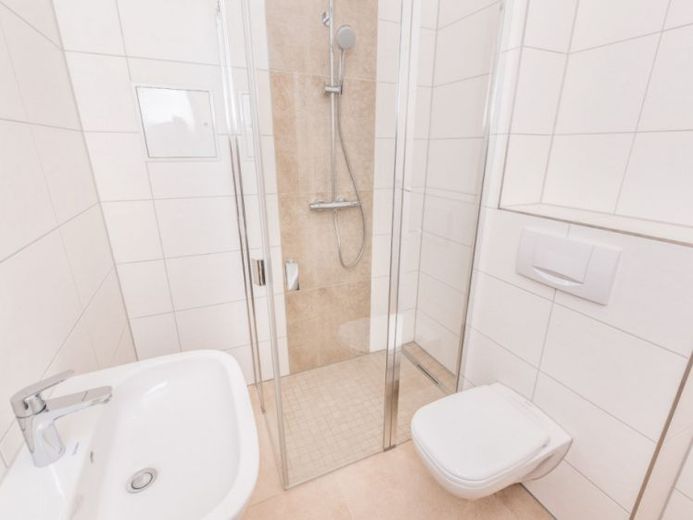 Altbauwohnung / Ebenerdige Dusche – Foto 1
