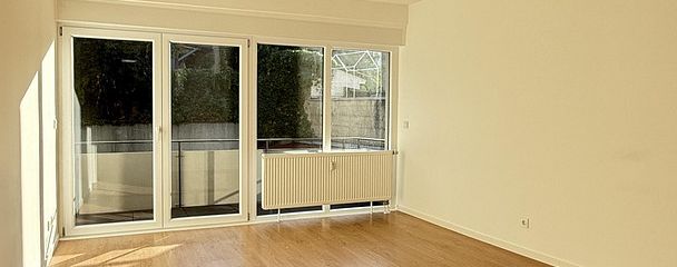Odnowione wymarzone mieszkanie z balkonem i miejscem parkingowym – kompleksowa modernizacja! – Wohnzimmer 