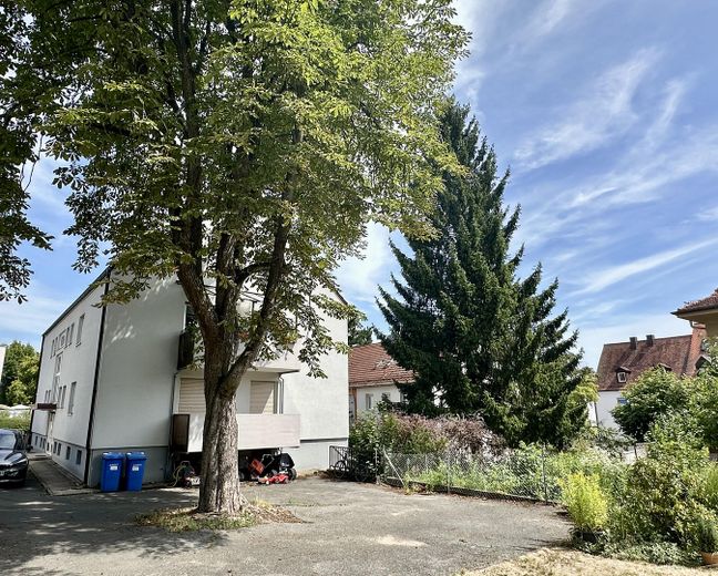 Frisch renovierte 2,5-Zimmer-Wohnung mit Blick ins Grüne in Erlenstegen – Hausansicht aus Garten