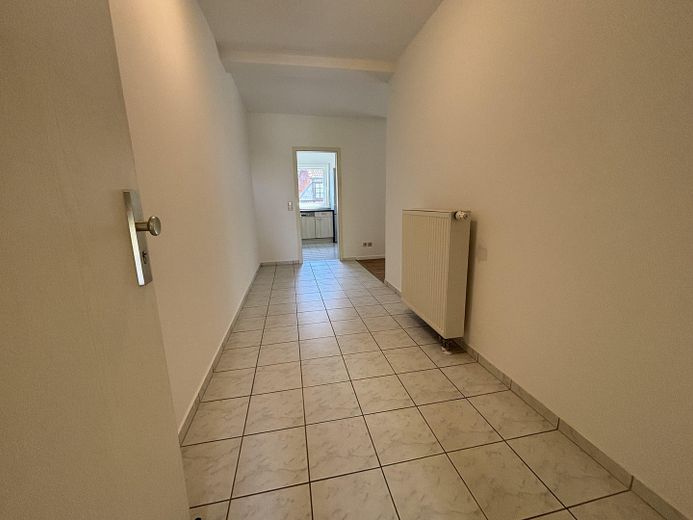 Helle, ruhige, großzügige 2-Zi-Wohnung mit größerem Balkon und PKW-Stellplatz, kleinere Wohneinheit – Große Diele/Flur