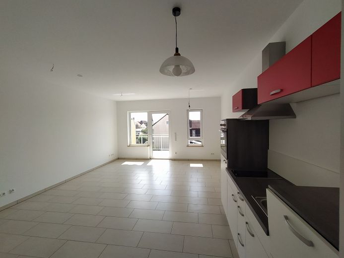 Wohnen wo andere Urlaub machen - Attraktive 1-Zimmer-Wohnung mit Balkon und EBK in Muhr am See – Bereich Wohnen-Küche