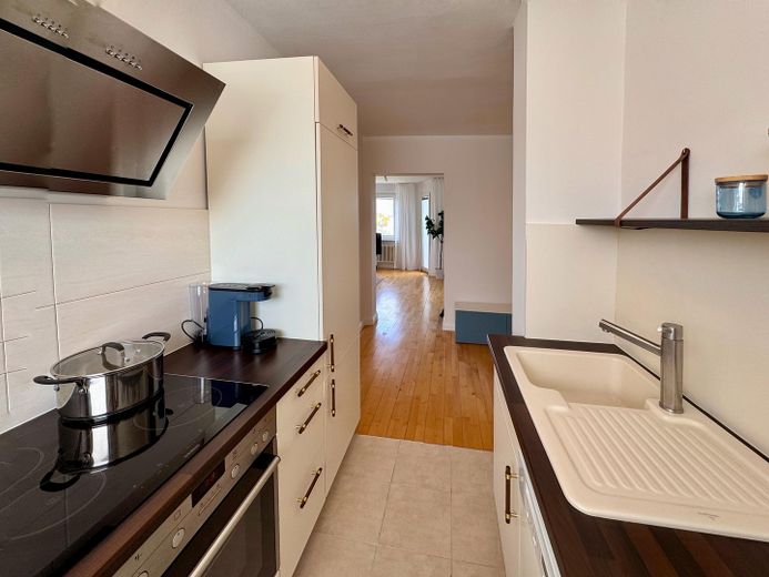Lietzensee- und Weitblick – charmante, kompakte Wohnung mit Balkon – Offene Küche