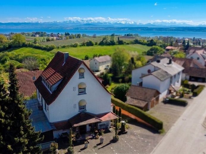 Investment am Bodensee – Ferienimmobilie mit Alpenblick und vielseitigem Entwicklungspotenzial – Foto 1