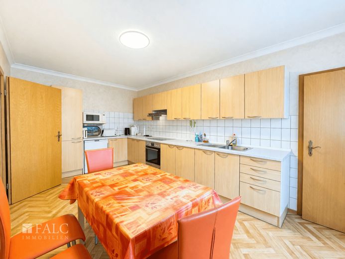 Dassow: Große Doppelhaushälfte mit Werkstatt, Scheune, 3 Garagen und 2.589 m² Grundstück – Küche