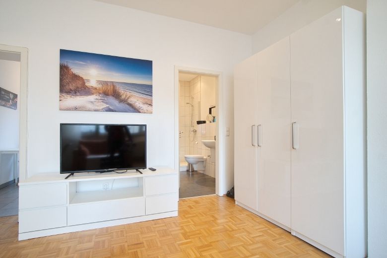 Helle, schöne Wohnung mit Komplettausstattung, Waschmaschine etc., ruhig gelegen – d7c09daea30be662bc9c480d4575b8f089d6ded7.jpg