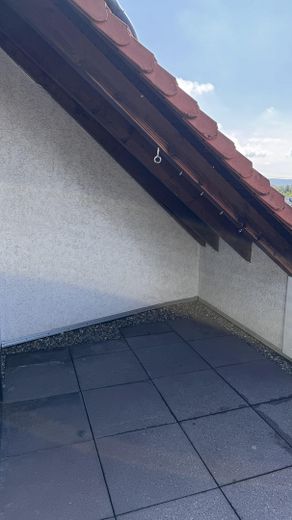 Erstbezug nach Renovierung: Moderne 2ZKB mit großer Dachloggia, EBK und Stellplatz – Foto 6