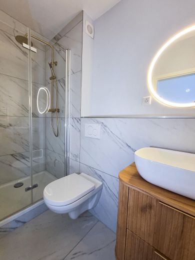 Frisch saniert & bezugsbereit - Helle 2-Zimmer-Altbauwohnung nahe Künstlerviertel – Modernes Duschbad