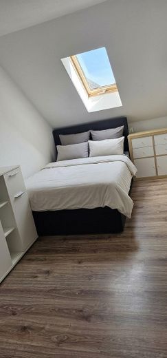 Appartamento mansardato di 2 locali, molto spazio a poco prezzo, ottimo bagno, vista fantastica – Schlafzimmer 