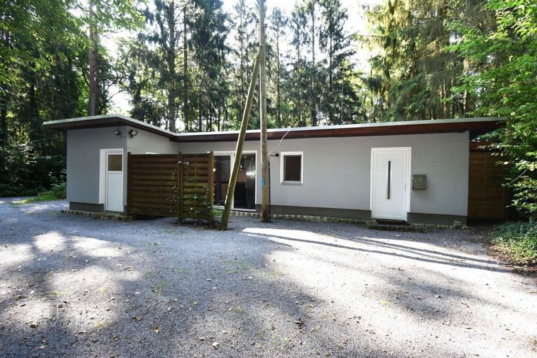 RESERVIERT!! Saniertes Wochenendhaus im Wald – Vorderansicht