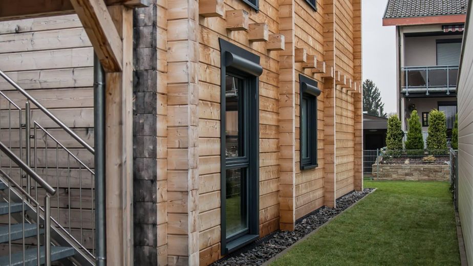 Möbliertes Holzhaus mit 2 Wohnungen, Garten, Balkon, inkl. Küchen - Windschläg 970.000€ zzgl. MwSt. – Teil des Gartens 