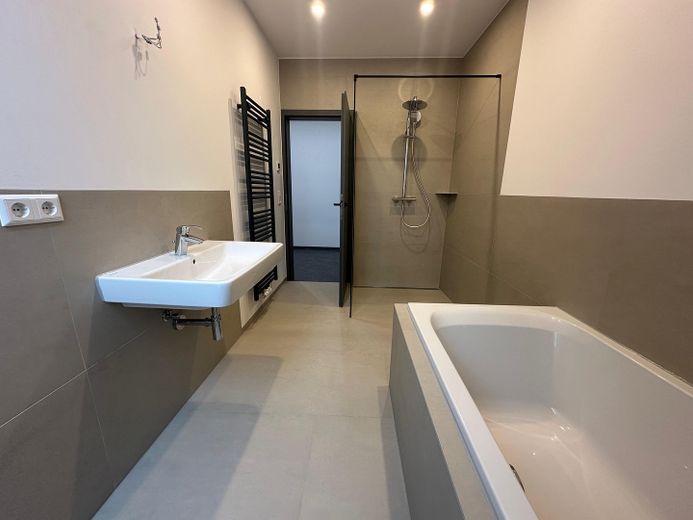 Yüksek kaliteli yenilenmiş 3 odalı çatı katı dairesi - Balkon ve Wilkau-Haßlau, Zwickau şehir sınırında sakin konum – Muster / Beispielbad 