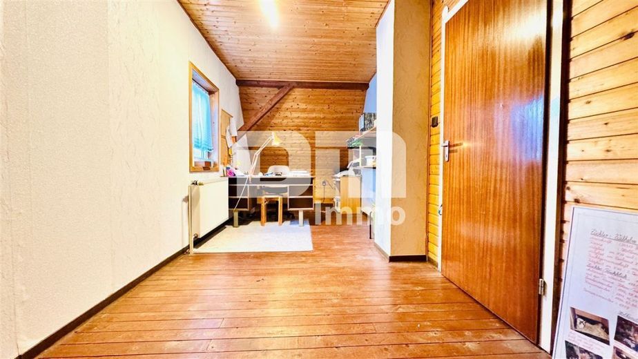 Schöne Doppelhaushälfte mit Nebengebäude, Garage und angelegtem Gartenbereich – OG / DG Schlafzimmer / Kinderzimmer