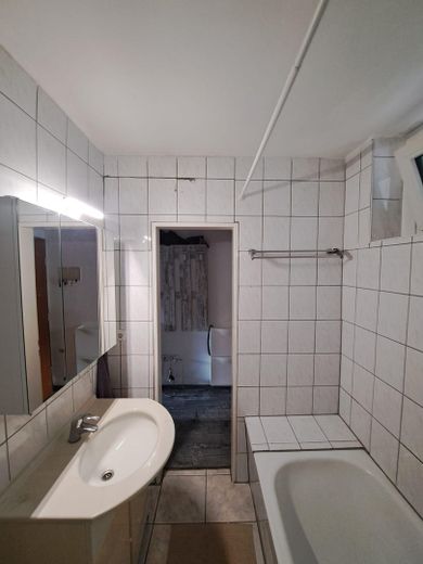 Appartamento di 2 locali con balcone esposto a sud-est nel Vorderen Westen vicino a Bebelplatz – Tageslichtbad