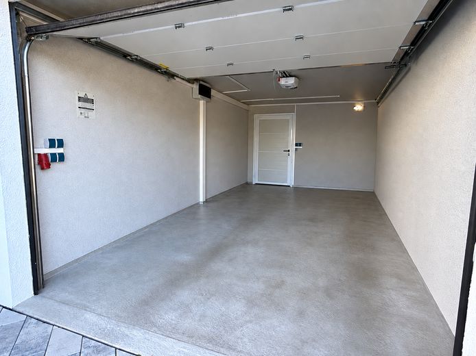 Hochwertige Neubauwohnung mit großzügiger Galerie in ZFH (möbliert) – Garage