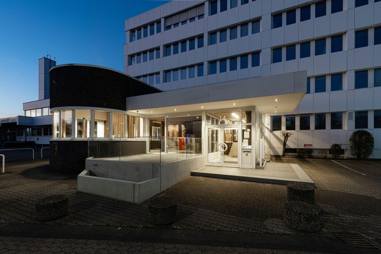 Büroetage im 1.OG in Neuss – Haupteingang bei Nacht