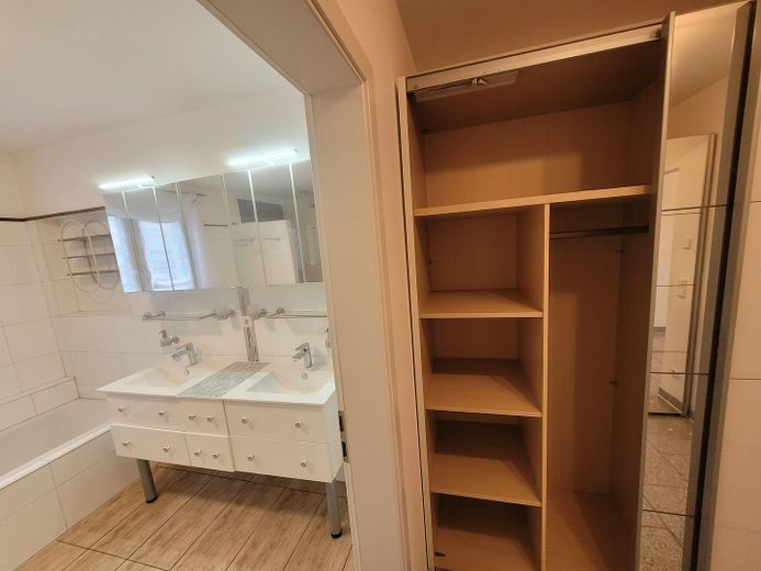 فيلا مدينة مستقلة في موقع متميز – Bad en suite und Ankleide OG