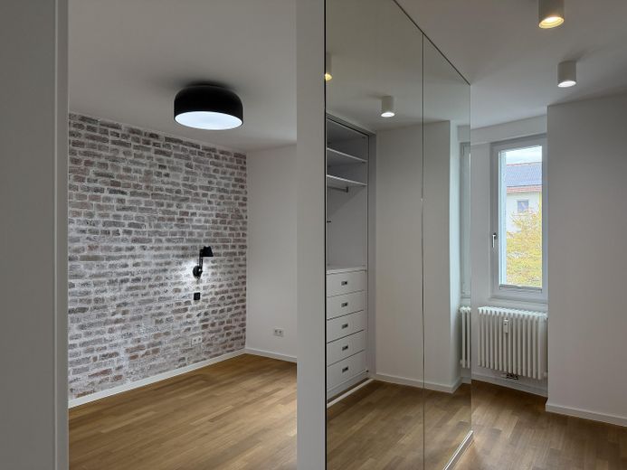 4-Zimmer SmartHome (Vollklimatisiert) - Kernsanierte Altbau-Wohnung mit Luxus Innenausstattung – Schlafzimmer leer 1