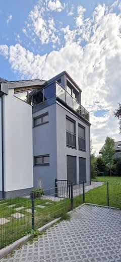 Erker mit großen Fenstern