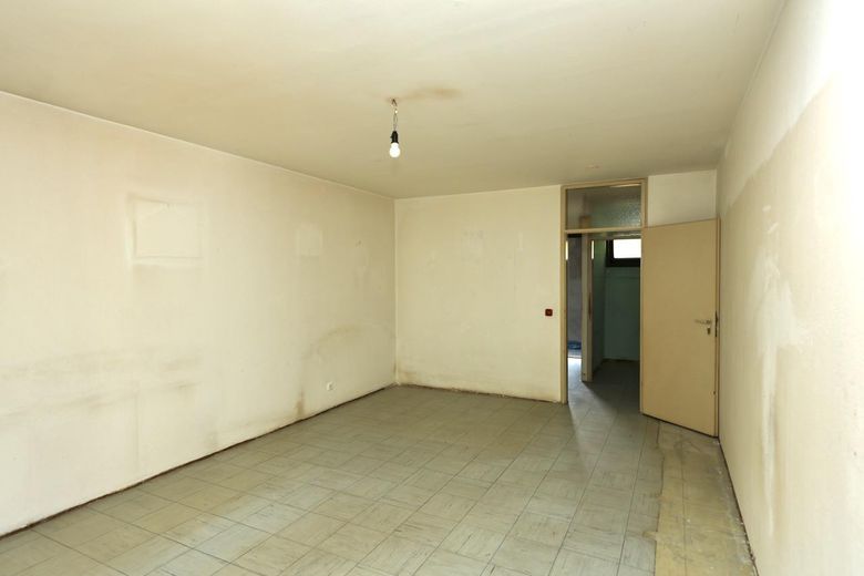 1-Zimmer-Wohnung mit Küche, Bad und Balkon ins Grüne in der Kaiserallee – Zimmer Richtung Tür