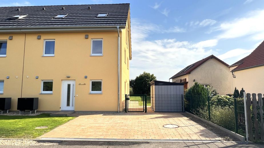 Ruhe mit Blick über Felder: Exklusives wohngesundes Plusenergie-Doppelhaus, S-Bahn fußläufig – Eingang mit zwei Stellplätzen