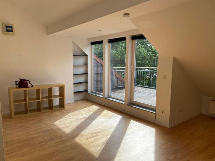 Lichtdurchflutete Dachgeschoßwohnung in Barmbek-Nord mit eigenem Stellplatz – Foto 1