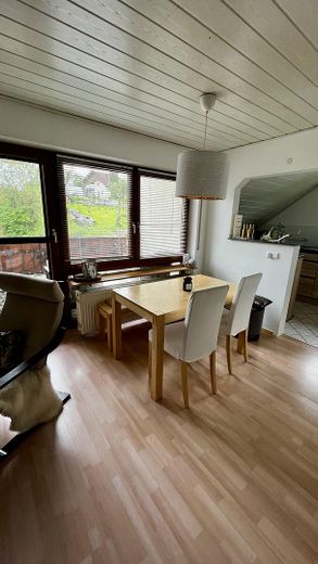 Lichtdurchflutete 3,5-Zimmer-Dachgeschosswohnung mit Balkon, Wärmepumpe und PV-Anlage – Esszimmer