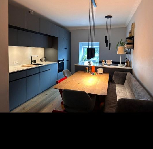 High-quality renovated maisonette apartment with 3 rooms, garden and parking space included – Einbauküche