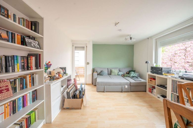 Schöne 3-Zi-Whg. mit Balkon und Stellplatz, zentral in Ludwigsburg – Wohnzimmer