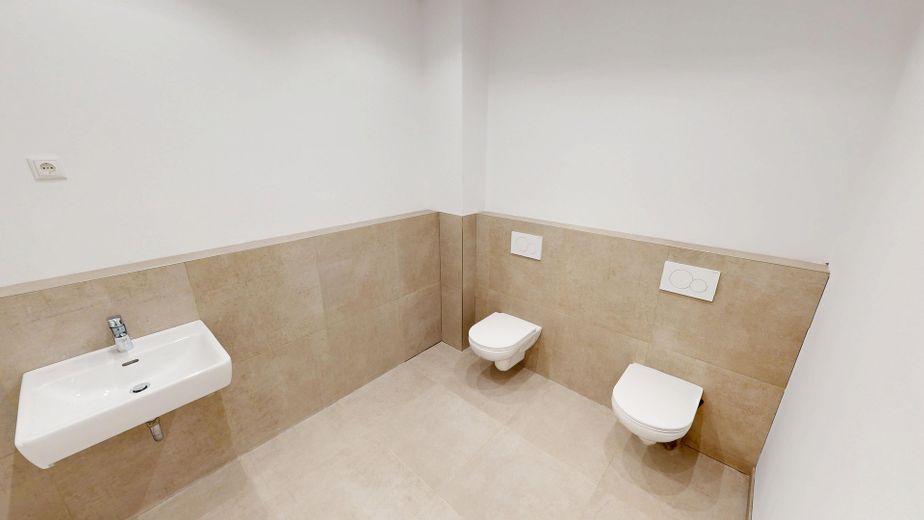 Kernsanierte Praxis-/Bürofläche | 224 m² | teilbar ab ca. 19 m2| sofort verfügbar – Damen-WC