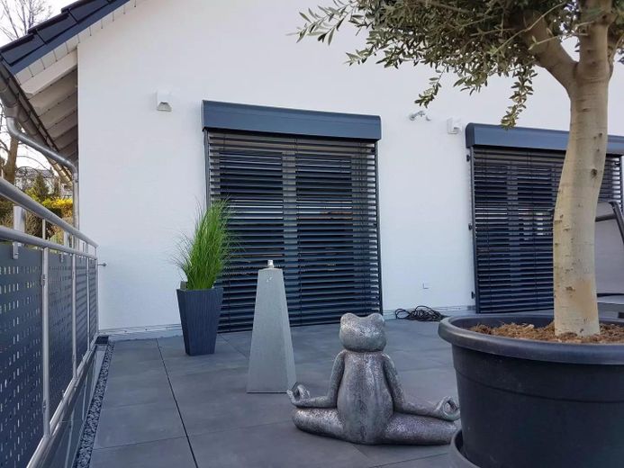 Traumhaus mit Einliegerwohnung in Saabrücken, Pool, Sauna, Klima .... – Terasse vorne Haupthaus