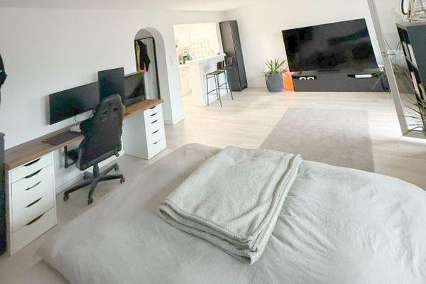 Zeer mooie, lichte 1-kamerwoning met inbouwkeuken en balkon in Waldbüttelbrunn