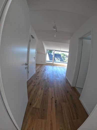 Hochwertige Neubauwohnung mit Dachgeschossflair ab sofort! – Flur 