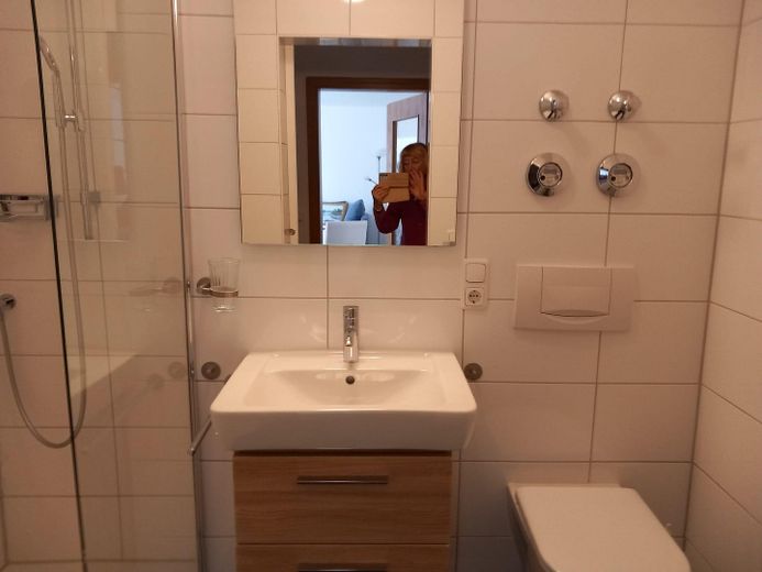 Möbliertes 1-Zimmer Apartment mit Tiefgarage ab sofort an Nichtraucher Single ohne Haustier – Bad