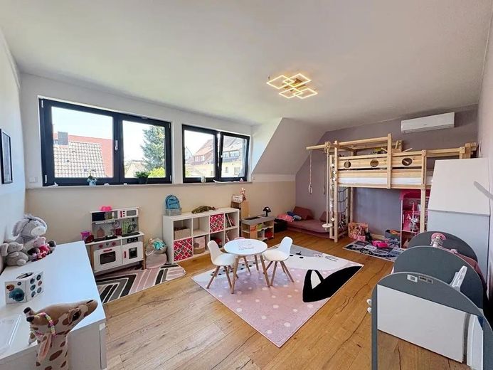 Zukunftssicheres Design-Atriumhaus: Klasse B, 12kWp PV, Klima, Kamin & Einlieger-Option – Kind 1