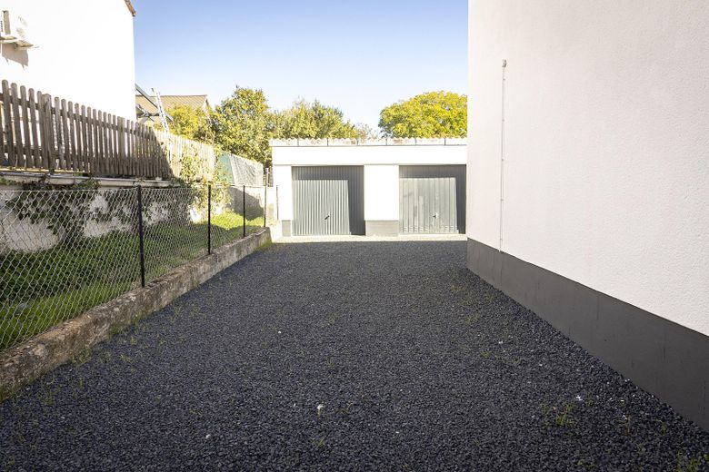 *Sin comisión*, *Modernizado*, *Porción de jardín* Venta de piso en planta baja en Niederwerrn – Hofeinfahrt