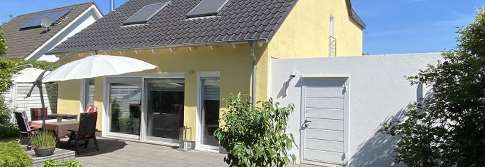 Maison individuelle économe en énergie avec jardin orienté au sud, cheminée, cuisine haut de gamme et garage double – Südansicht
