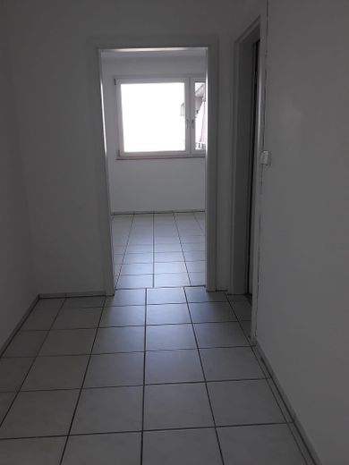 Mieszkanie 2-pokojowe na Sachsenhäuser Berg – Flur Richtung Schlafzimmer