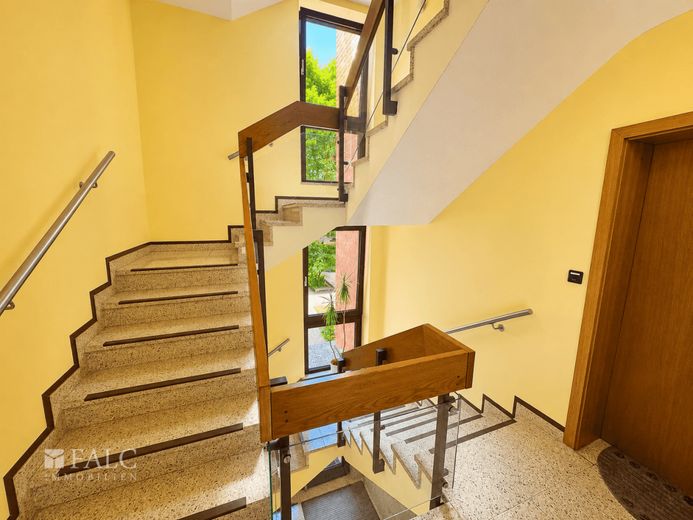 Gepflegte 2-Zimmer-ETW mit Balkon, Stellplatz und EBK - ideal für Eigennutzer und Kapitalanleger – Treppenhaus zur Wohnung