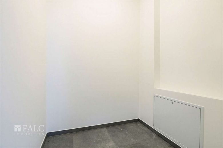 Große Fenster, große Chancen: Ihr neues Geschäft in Stolberg! – Zimmer - (KI generiert)