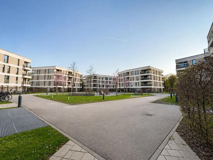 Neuwertige 3-Zimmer-Wohnung mit Balkon, zwei Bädern & TG-Stellplatz – Außenansicht