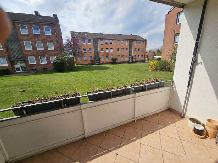 Diese gemütliche 3-Zimmer-Wohnung liegt zentral in Lübeck nahe der Autobahn – Balkon