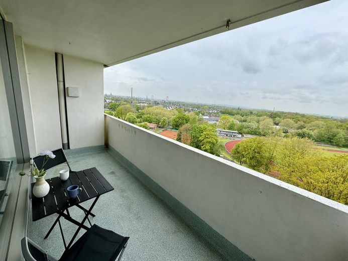 Möblierte 1-Zimmer-Wohnung im 10. Stock mit herrlicher Aussicht – Balkon