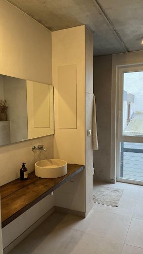 4-Zimmer-Wohnung mit großem Garten, Terrasse & Garage – Bad