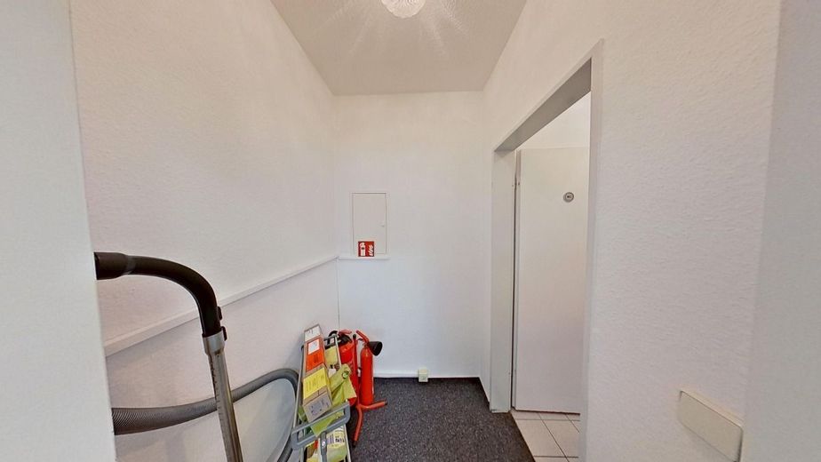 kleiner Abstellraum zum WC