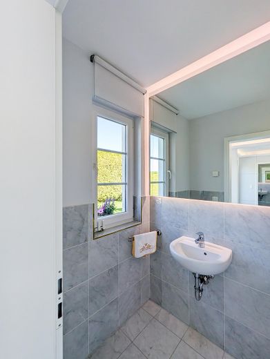 Luxuriöse Marmorvilla am Leading Golf Club Seddiner See - Landhausvilla vor den Toren Berlins – Gästebad EG