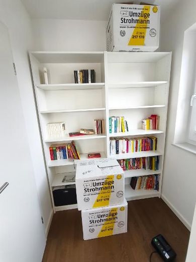 3 Zi. Wohnung (möbliert) im EG mit Terrasse, Carport und Stellplatz – Abstellraum mit Fenster