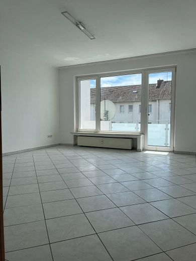 Libero e appena ristrutturato, 3 locali con balcone esposto a sud, posto auto e cantina a Bünde – Wohnzimmer