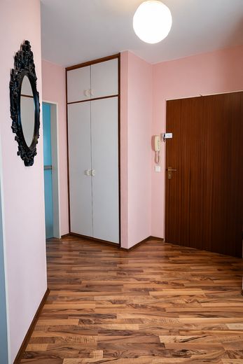 شقة 2 غرفة بتقسيم جيد مع موقف في مرآب تحت الأرض وشرفة في Hannover-Davenstedt – Flur